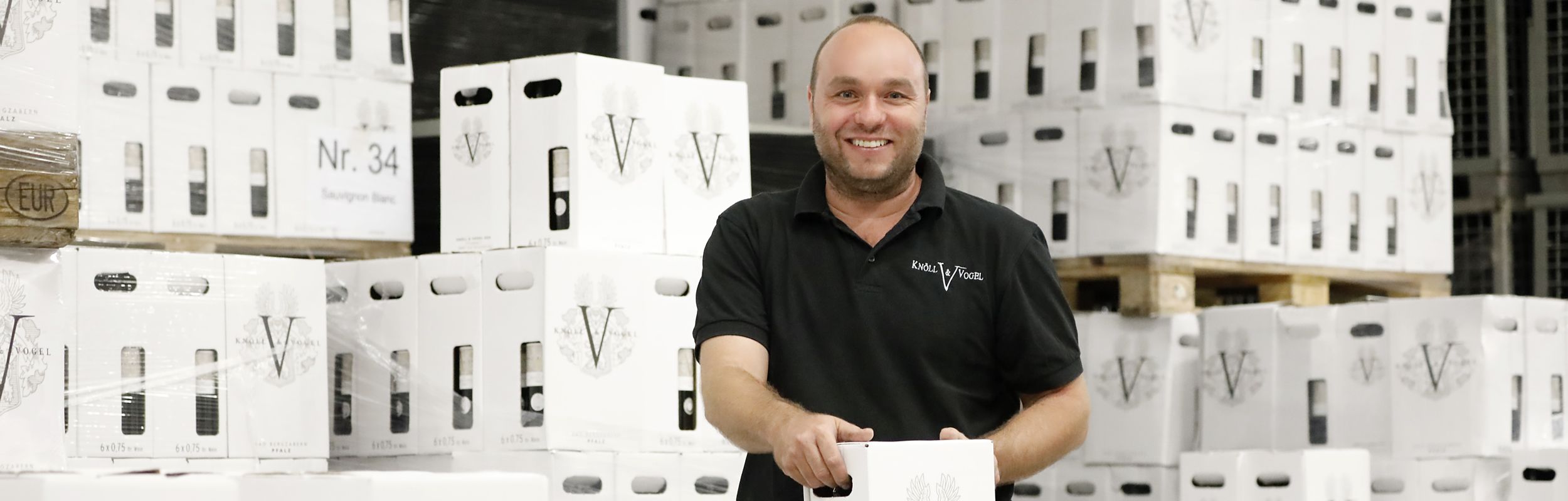 Sorgfältige Verpackung der Weinpakete für den Versand
