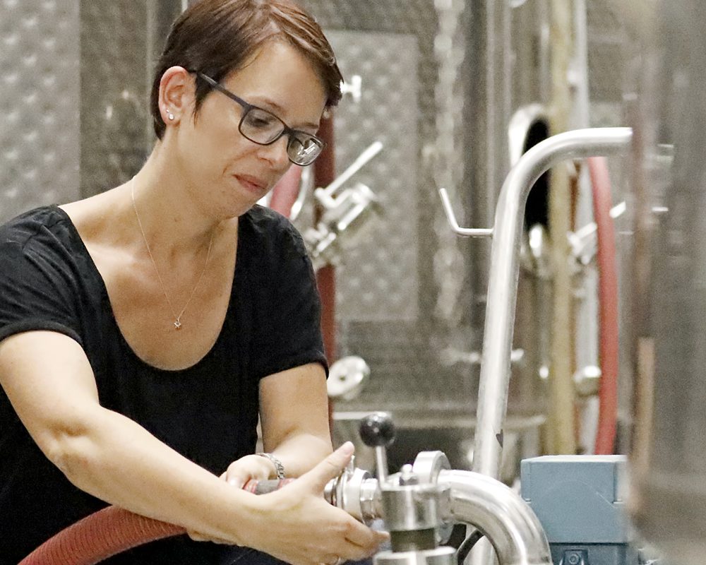 Mitarbeiterin bei der Kellerarbeit im Weingut Knöll & Vogel