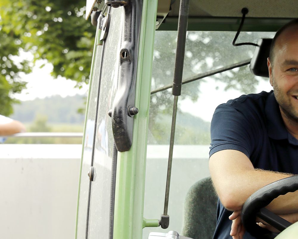 Winzer auf dem Traktor im Weinberg von Knöll & Vogel