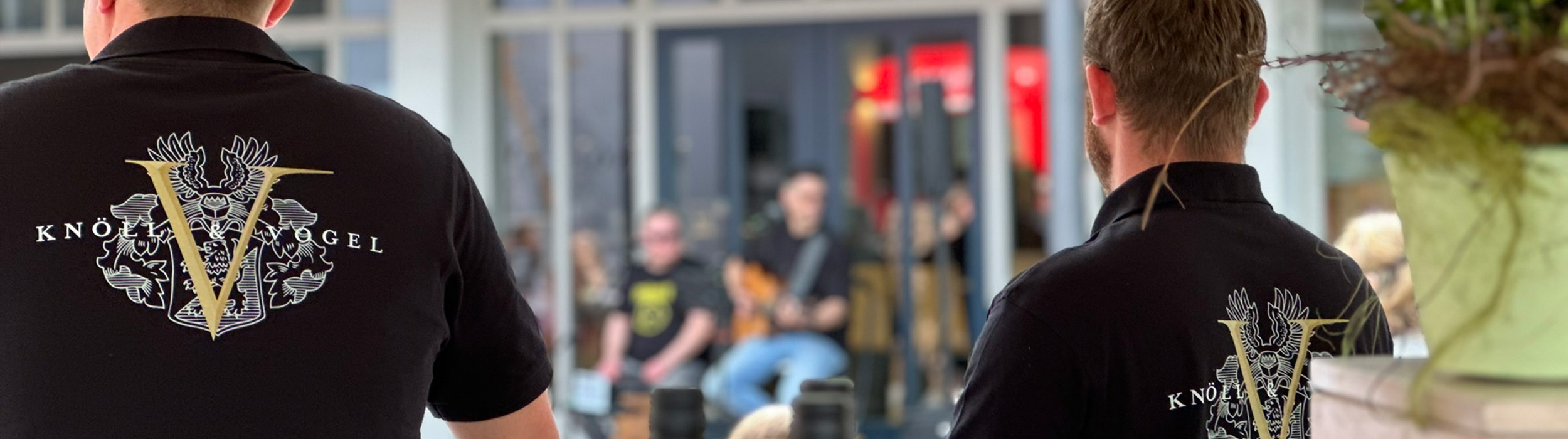 Livemusik und Gäste beim SchlaDo After-Work im Weingut Knöll & Vogel
