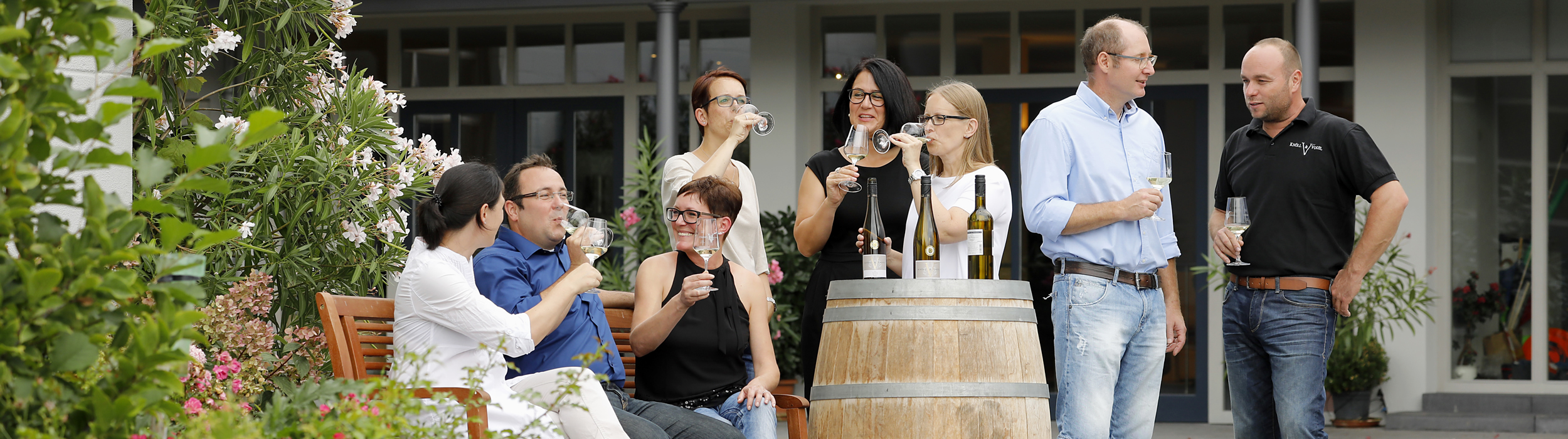 Gäste verkosten Wein an einem Weinfass bei der WeinZeit-Probe im Weingut Knöll & Vogel